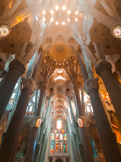 visiter barcelone : la sagrada familia de l'intérieur