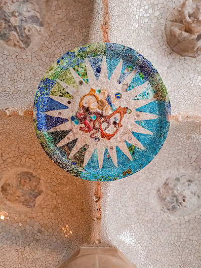 Visiter barcelone : zoom sur les mosaiques du parc guell